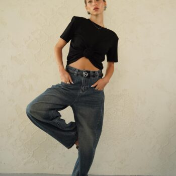 כי אין קלאסי יותר מטי שחורה וג׳ינס –
אבל הטוויסט הקטן הזה? הוא כבר סיפור אחר לגמרי 👀