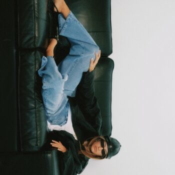 פוסט ראשון ל־2026 👏🏼🌪️✨🖤
#התחלנופוסט סיכום שנה? אז וואווו.
2025 הייתה שנה מ ט ו ר פ ת – מכל הבחינות.קודם כל, תודה ענקית לכל אחת ואחת מכן!
בלעדיכן – שום דבר מכל זה לא היה קורה. באמת.🫶🏻ומי שלא יודעת , כי יש פה הרבה חדשות ..
זו הייתה השנה הראשונה שבה יצאנו לדרך עם קו משלנו.🥹
כל מה שראיתן אצלנו השנה –
היה ייצור שלנו, חשיבה שלנו, בחירות שלנו,
ובעיקר: ייחודיות שנוצרה במיוחד בשבילנו, בשביל הסטודיו ✨👏🏼שנה של אומץ.
שנה של התרגשות.
שנה של עשייה בלי לעצור לרגע.הלכנו יד ביד –
אתן אהבתן, התרגשתן, בחרתן, רכשתן מכל הלב,
וזה בדיוק מה שנתן לנו את התעוזה להמשיך, לעצב,
להעמיק, להתפתח ולחלום עוד יותר בגדול 🫶🏻🥹וזו רק ההתחלה.
2026 – אנחנו באות חזק, אז תתכוננו ✨🖤