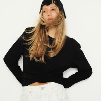 לפעמים כל מה שצריך
זו חולצה אחת נכונה. 🤍🥂