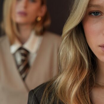 חליפות מדויקות.
גוונים על-זמניים.
וגזרה שעושה את כל העבודה.ולחדשות שכאן ברוכה הבאה לעולם של הסטודיו. ✨