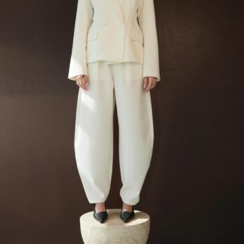 ⁨	גם בימים לא פשוטים
אנחנו בוחרות להישאר חזקות.לוק שמחזיק אותך –
בדיוק כמו שאת מחזיקה הכל.⁩