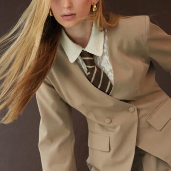 יש חליפות.
ויש את הלוק הזה.ברגע שתראי אותו מקרוב —
תביני. ✨